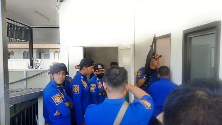 Petugas Diskar PB Kota Bandung lumpuhkan monyet liar di bank bjb dengan tembakan bius