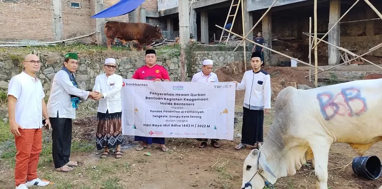 Penyerahan hewan kurban simbolis oleh Direktur Utama Bank Banten Agus Syabarrudin kepada KH Matin Syarkowi