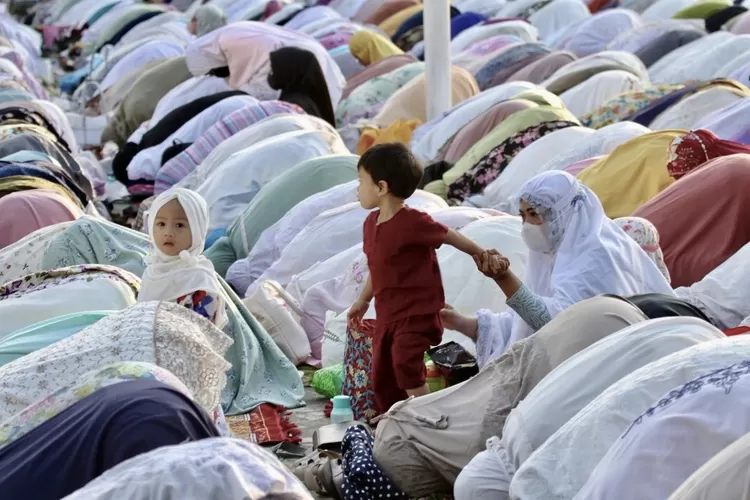 Orang tua mengajak anaknya untuk dididik melaksanakan rangakaian sholat Idul Adha  - Foto: Henry Lukmanul Hakim