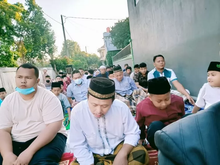 Jalan utama Perum NF dipenuhi jamaah sholat Idul Adha
