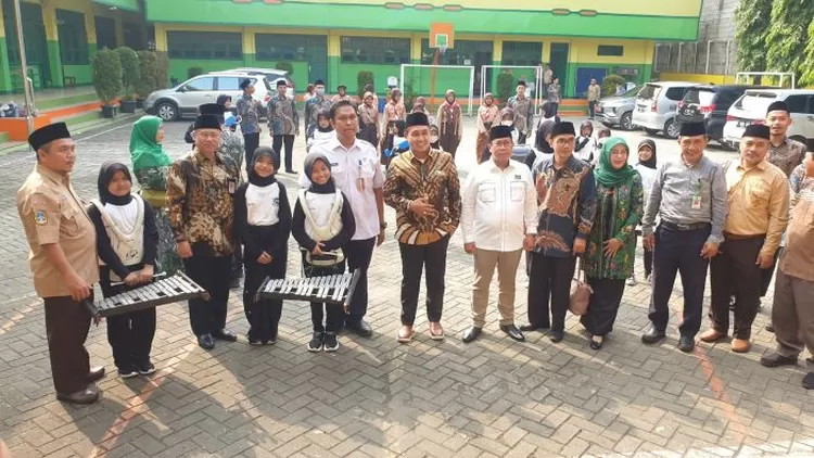 Marching band YPI Saadatuddaarain berfoto dengan panitia dan peserta