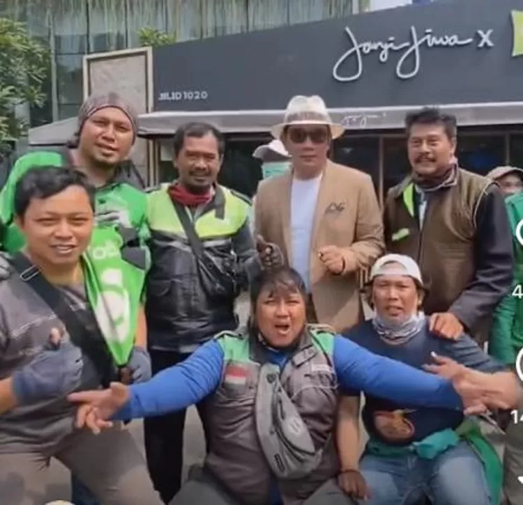 Ridwan Kamil Saat Mengkuti Fashion Show di Citayam Fashion Week dengan Ditemani Ojol 