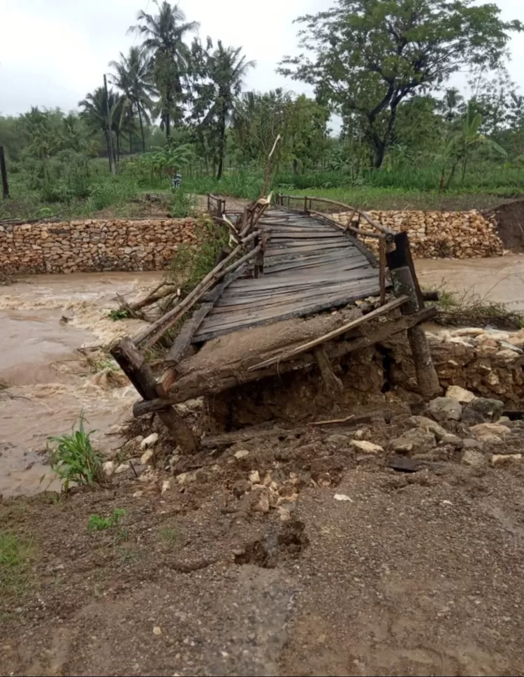 Jembatan yang menghubungkan satu desa dengan desa lainnya di salah satu Dapil Jateng IV di Kabupaten Karanganyar yang rusak berat diterjang arus banjir dan longsor,  diminta oleh Anggota  DPR RI Endang Maria Astuti untuk menjadi perhatian pemerintah 