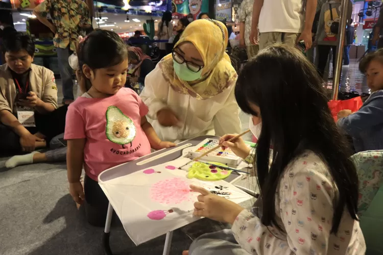 Ketua PMI Kota Bekasi mendampingi langsung anak-anak yang berpartisipasi dalam rangkaian Hari Anak Nasional, Minggu (24/7/2022).