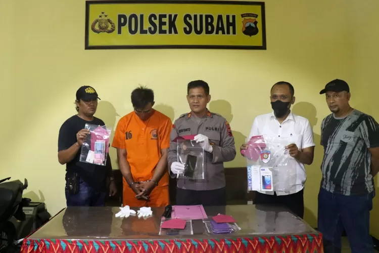    Keterangan Gambar Kapolsek Subah AKP Sugiyanto saat mengangkat barang bukti yang diduga digunakan oleh pelaku pencurian.  