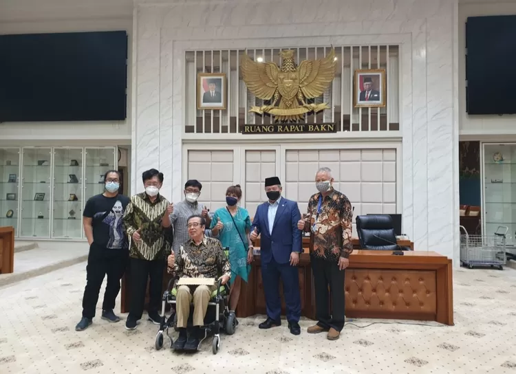 Pemegang polis (PP) Diamond Investa Bakrie Life Wahjudi, Freddy Koes Haryono dan 6 PP lainnya yakni Agus, Tony, Nofianti, Hengky, Tjokrojono dan Leo diterima Wakil Ketua Badan Akuntabilitas Keuangan Negara (BAKN) yang juga Anggota Komisi XI DPR RI/ Fraksi PDI Perjuangan Prof Dr.Hendrawan Supratikno 