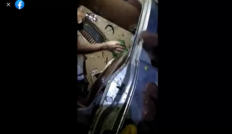 Proses evakuasi warga korban banjir yang terjebak dalam mobil di Torue. Foto: tangkap layar 