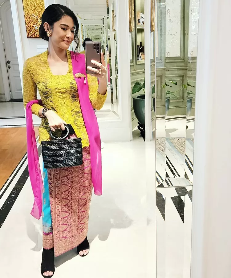 Dian Sastro berkebaya. 