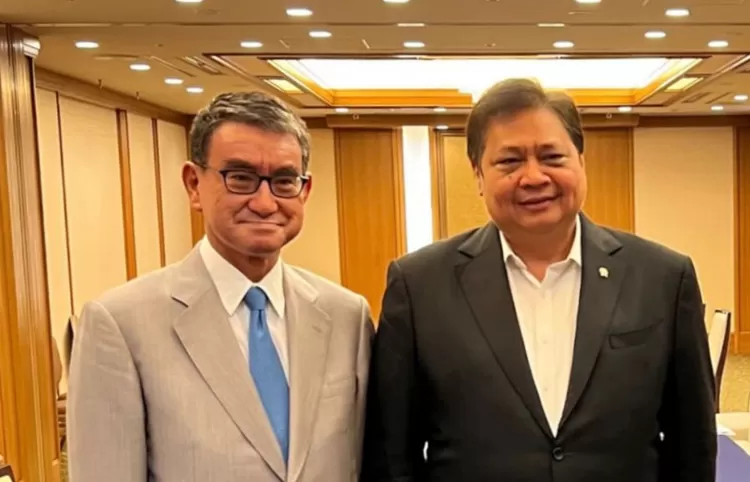 Airlangga Hartarto bertemu Taro Kono, salah satu tokoh senior LDP yang pernah memegang tiga posisi menteri dan kandidat PM. Kono pernah menjadi Menteri Luar Negeri, Menteri Pertahanan, dan terakhir Menteri Urusan Vaksin