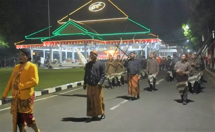 Ritual kirab pusaka Tombak Abirawa sebelum dilakukan penjamasan