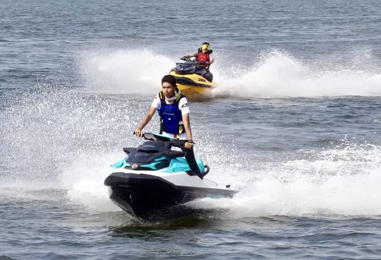 Aksi Gibran Kartiko atlet Jetski Club Jakarta di kejuaraan Seadoo Competition Pantai Marina Jakarta - Foto: Henry Lukmanul Hakim