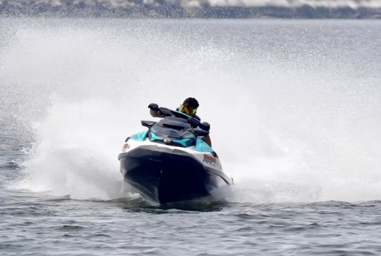 Aksi Gibran Kartiko atlet Jetski Club Jakarta di kejuaraan Seadoo Competition Pantai Marina Jakarta - Foto: Henry Lukmanul Hakim