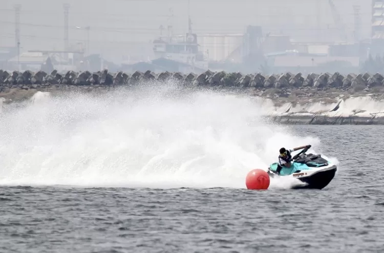 Aksi Gibran Kartiko atlet Jetski Club Jakarta di kejuaraan Seadoo Competition Pantai Marina Jakarta - Foto: Henry Lukmanul Hakim