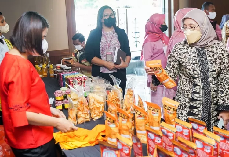 Dirjenl Industri Kecil, Menengah, dan Aneka (IKMA) Kemenperin  Reni Yanita meninjau salah satu produk unggulan sektor makanan yang berhasil masuk kurasi.gelaran Indonesia Food Inovation (IFI)  