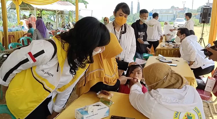 Sekretaris Yellow Clinic dr Linda Lukitasari didampingi Koordinator Tim Tenaga Kesehatan (Nakes) YC dr Ayu Amelinda mengamati pemeriksaan yang dilakukan Tim YC untuk kebutuhan kesehatan umum, gigi, dan mulut warga Desa Sukamanah, Mega Mendung, Kabupaten Bogor