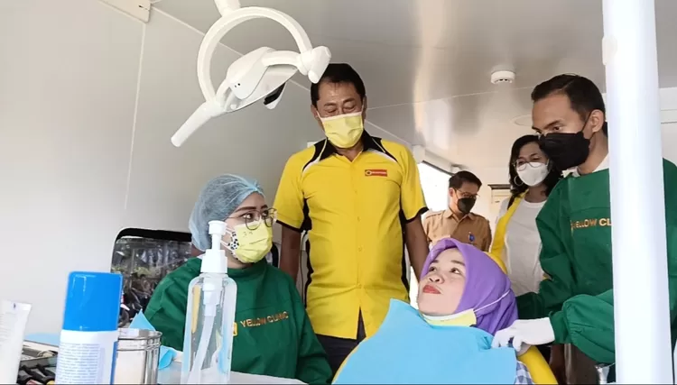 Ketua Yellow Clinic J Dwihartanto didampingi dokter Linda Lukitasari dan dokter Ayu Amelinda berinteraksi dengan Neneg, warga Desa Sukamanah, Mega Mendung yang memeriksakan kesehatan gigi dengan pelayanan mobil klinik gigi Yellow Clinic