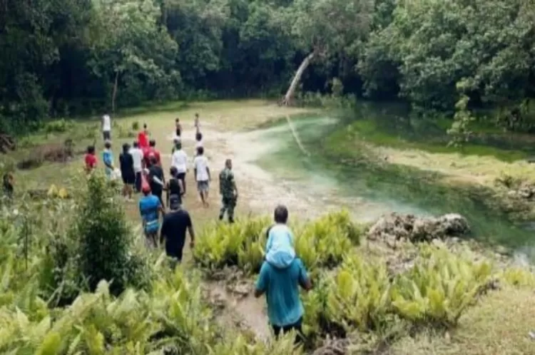 Menjelajahi sungai, destinasi Wisata Negeri Dongeng di Papua