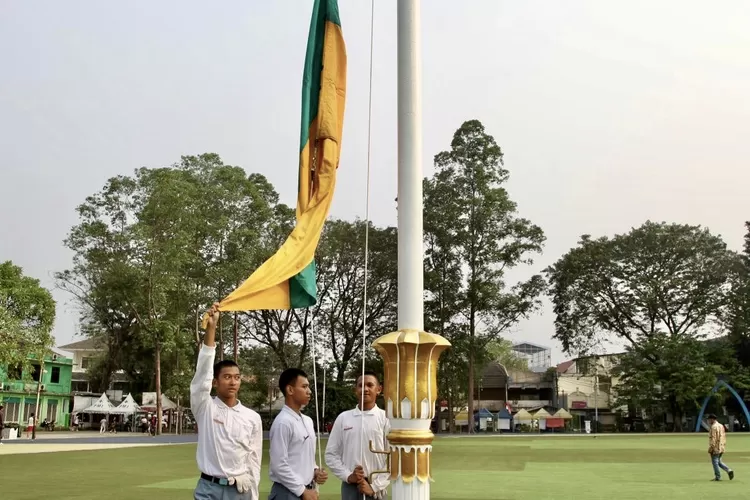 3 orang Capaska Kota Tangerang sedang latihan menurunkan bendera - Foto: Henry Lukmanul Hakim