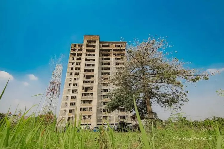 Rumah susun yang menjadi lokasi syuting film horor garapan Joko Anwar ini berlokasi di Bekasi, tepatnya di kawasan Sumber Artha.