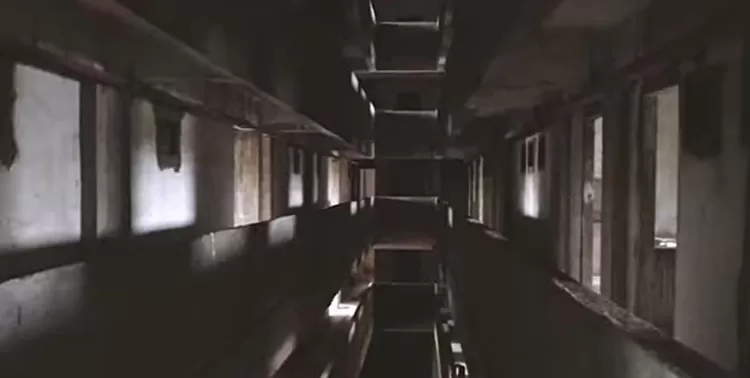 Potret Lorong Rusun Tempat Toni Dan Ustadz Mahmud Berpatroli Di Pengabdi Setan 2.