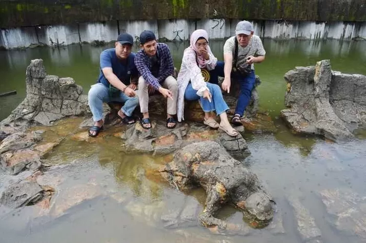 Pantai Air Manis - Batu Malin Kundang