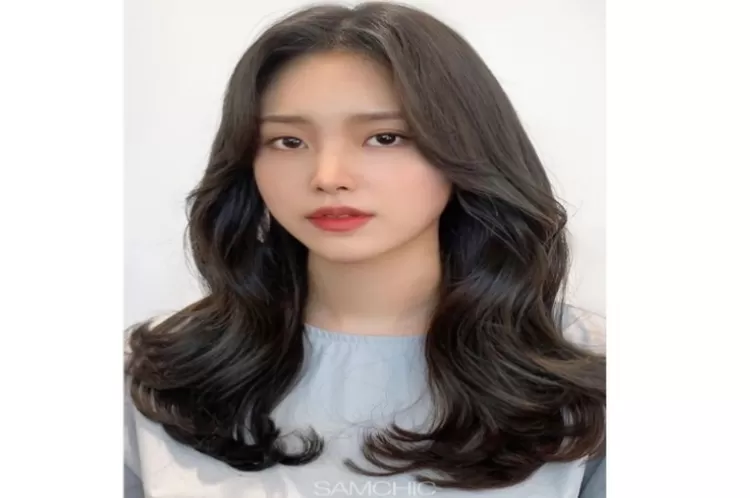 Gaya Rambut Gelombang atau Ikal dengan Poni Curtain