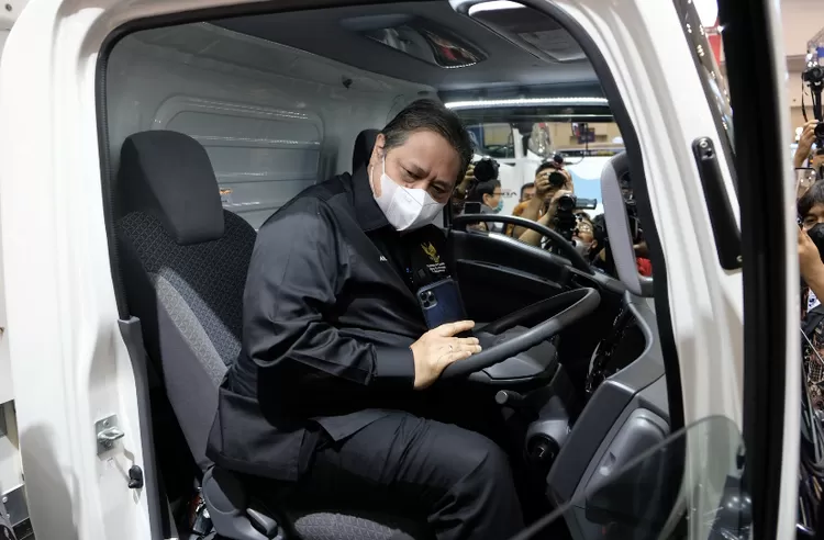 Menteri Koordinator Perekonomian, Airlangga Hartanto saat mencoba produk Isuzu di GIIAS 2022