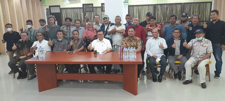 Wantimpres HR Agung Laksono tengah kemeja putih foto bersama dengan puluhan nelayan kecil Muara Angke' Jakarta Utara usai pertemuan di Resti Apung, Muara Angke, Jakarta Utara, Kamis (11/8/2022).