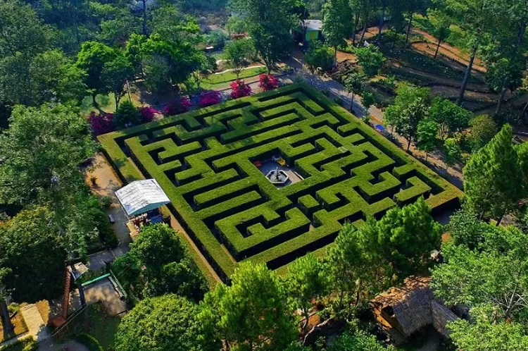 Taman Labirin Coban Rondo, Tempat Wisata di Malang.