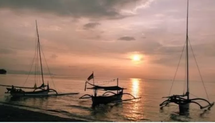 Pemandangan Matahari Terbenam di Sejumlah Pantai  Kawasan Sulawesi  Tenggara
