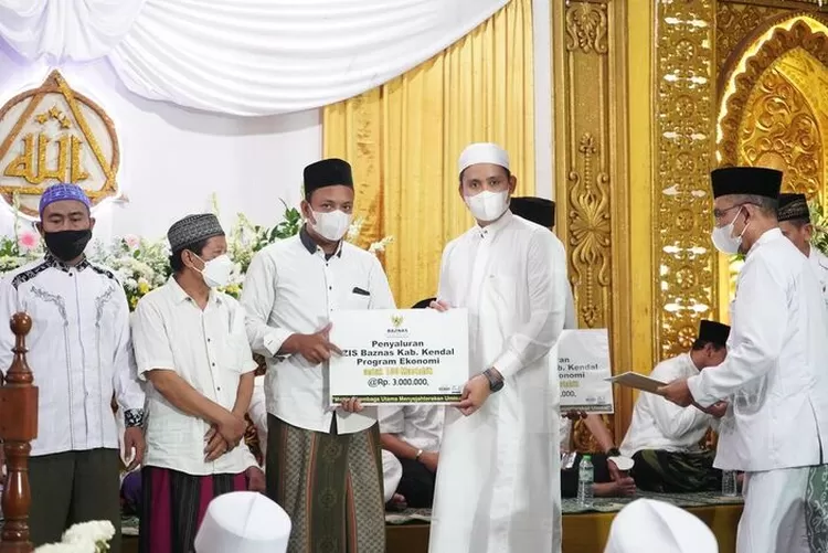  Bupati Dico M Ganinduto menghadiri pengajian umum Majlis Dzikir dan Maulidurrosul Muhammad SAW, Sabtu malam 13 agustus 2022 di Alun-Alun Kendal. 