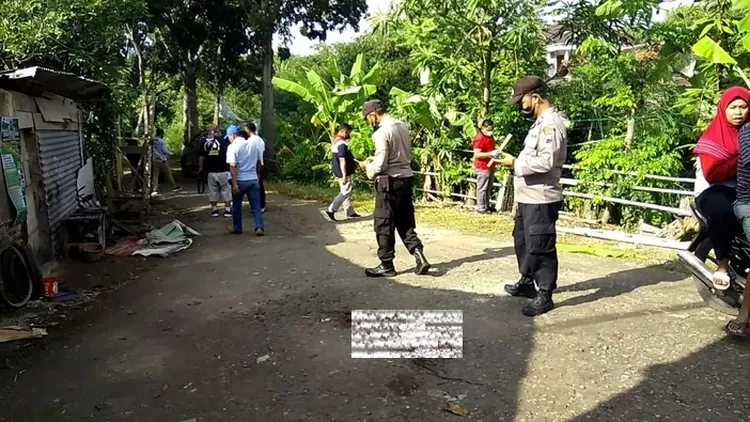 Polisi melakukan olah tempat kejadian di gerbang masuk kampung Krajan Desa Plantaran Kaliwungu Selatan Minggu 14 agustus 2022 pagi. 