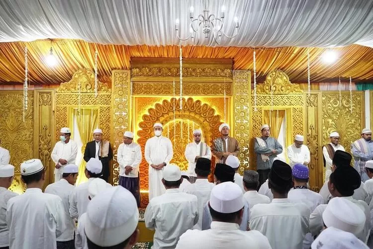  Bupati Dico M Ganinduto menghadiri pengajian umum Majlis Dzikir dan Maulidurrosul Muhammad SAW, Sabtu malam 13 agustus 2022 di Alun-Alun Kendal. 