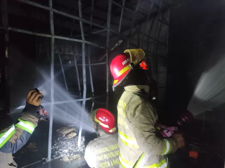 Kebakaran melanda toko pelapis kayu di Jalan Nurtanio No. 74, Kelurahan Garuda, Kecamatan Andir, Kota Bandung, Senin 15 Agustus 2022.