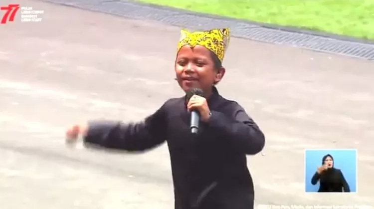 Tangkapan layar aksi Farel Prayoga di hadapan Presiden Jokowi saat upacara Hari Kemerdekaan Indonesia di Istana Negara, Rabu, 17 Agustus 2022.