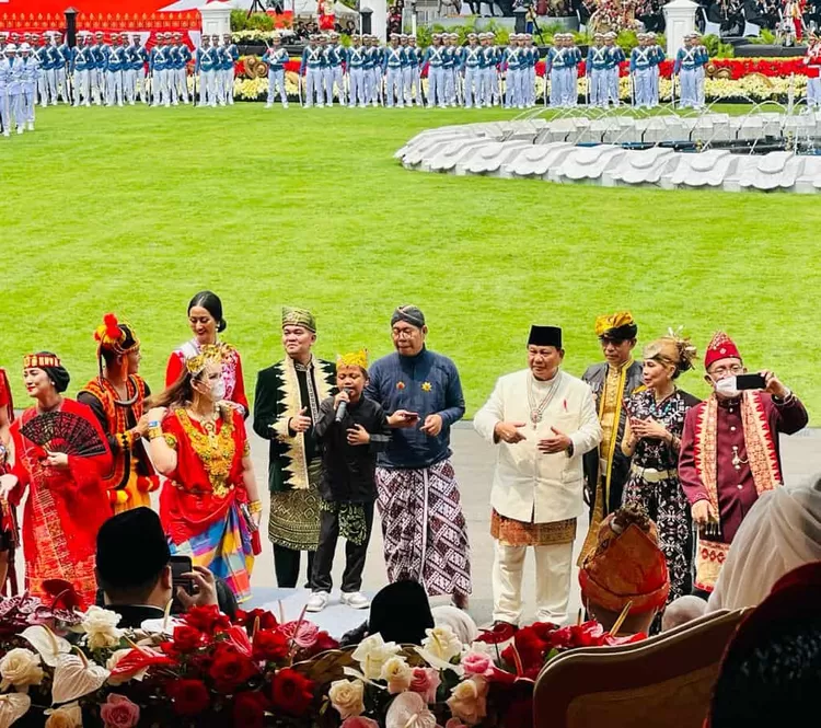 Farel Prayoga yang membawakan lagu campur sari bertajuk "Ojo Dibandingke" Foto: BPMI Setpres/Muchlis Jr
