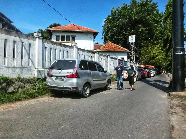   Salah satu parkir liar yang ada di samping Lawang Sewu Semarang. Parkir liar akan diawas oleh ETLE. 