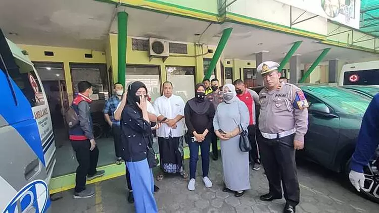 Polda batang- Kerabat koraban kecelakaan maut yang tewaskan Ayah Wagum Jatim Emil Dardak