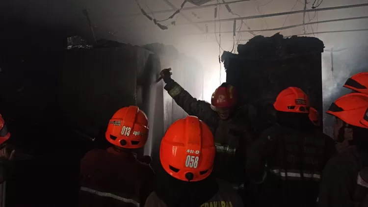 Petugas Diskar PB Kota Bandung atasi kebakaran di ruang arsip gedung DPRD Jabar