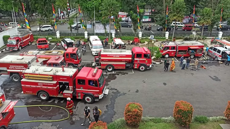 Petugas Diskar PB Kota Bandung atasi kebakaran di ruang arsip gedung DPRD Jabar