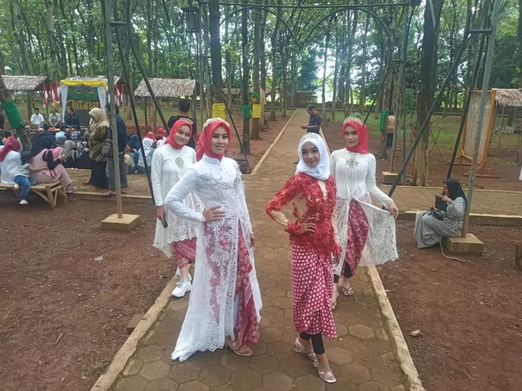 Pelajar SMK PGRI Batang jurusan tata busana peragakan karya  terbaiknya, di Hutan Kota Rajawali batang 