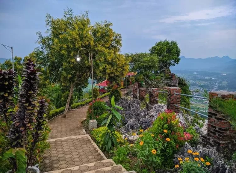 View gunung destinasi wisata Bukit Sentono Gentong