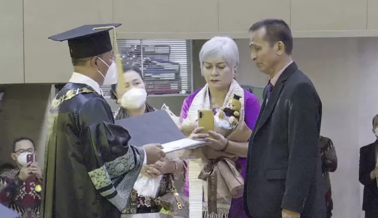 Samuel Hutabarat mewakili wisuda Brigadir J di Universitas Terbuka.
