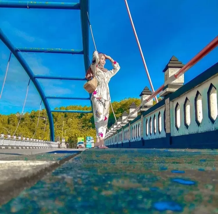 Spot keren di jembatan futuristik dari kemiringan sebelum sampai di Pantai Soge