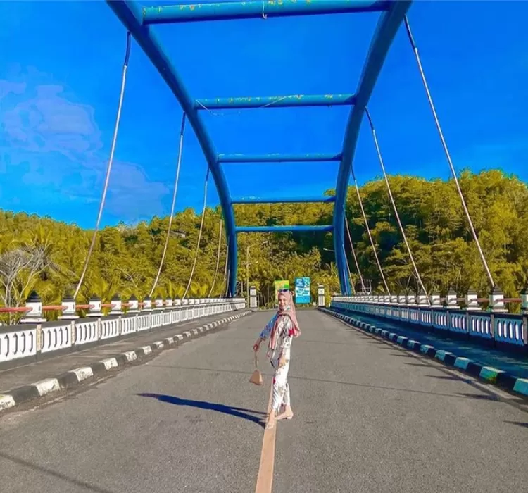 Spot keren di tengah jalan memasuki jembatan futuristik sebelum sampai di Pantai Soge