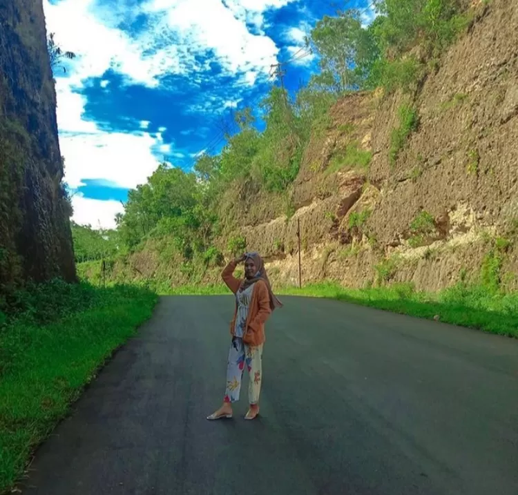 Spot keren jalan raya diantara tebing yang terbelah sebelum sampai di Pantai Soge