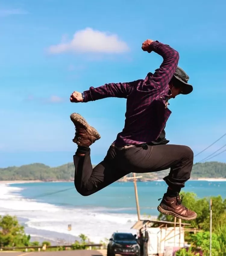 Spot keren di tepi jalan lurus pantai sebelum turun lokasi Pantai Soge