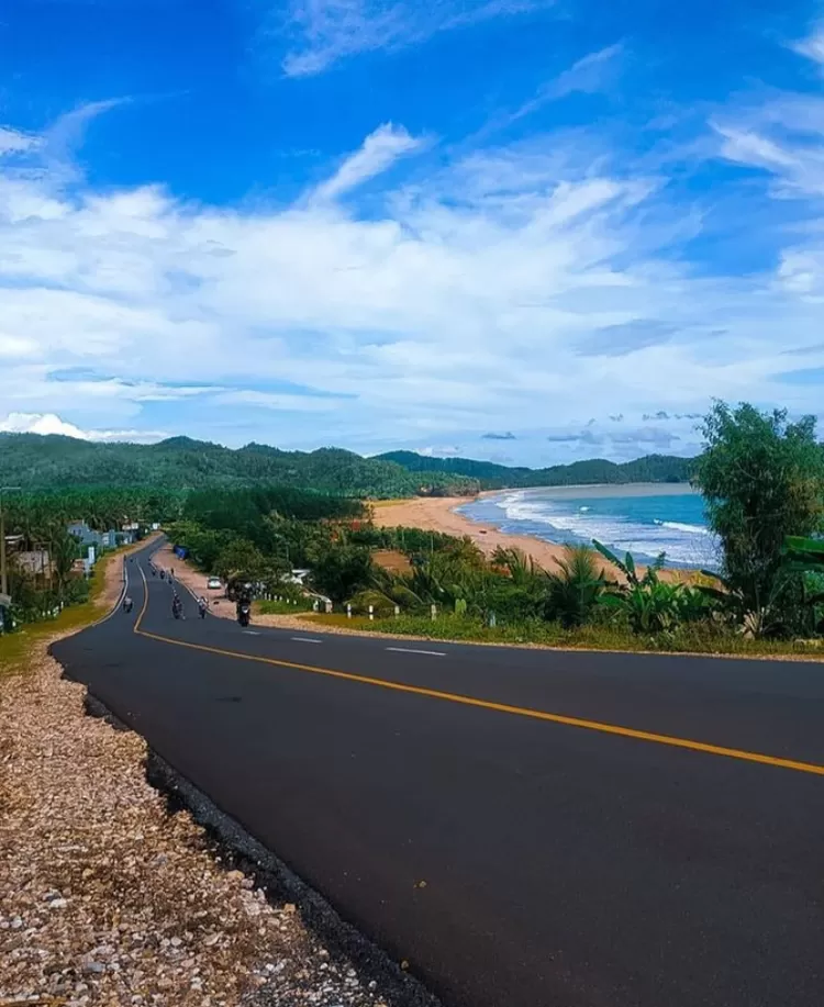 Spot keren di jalan menurun view laut lepas