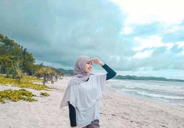 Pose foto melihat pantai dengan tangan diatas mata