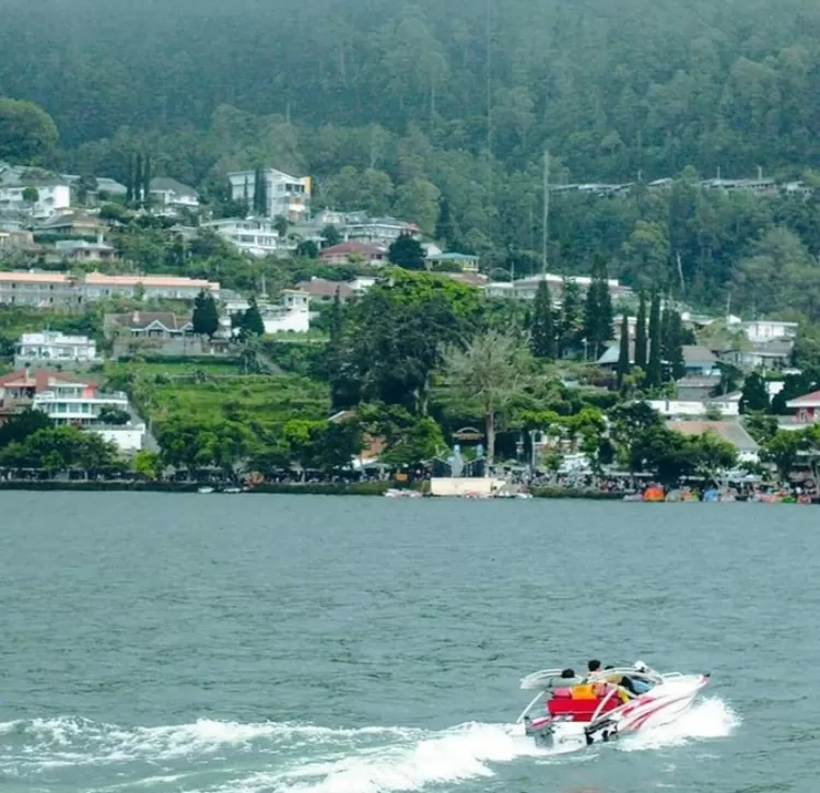 Naik speedboat di menyusuri Telaga Sarangan